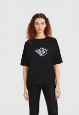 Remera negra de manga corta con cuello redondo y estampado frontal con diseño abstracto en blanco.