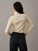 Sweater ajustado de punto de canalé color crema, con cuello alto y logo bordado en el ruedo.
