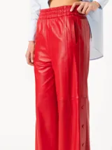 Pantalón de cuero rojo de corte ancho con cintura elástica.
