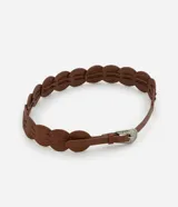 Cinturón marrón de cuero sintético con discos decorativos y hebilla metálica grabada de estilo western.