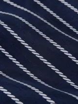Vestido camisero midi azul marino con rayas verticales blancas, cuello camisero, cierre frontal con botones, mangas largas con puños abotonados y cinturón de lazo a juego.