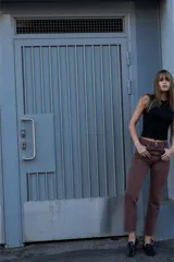 Pantalón de jean color marrón, de tiro alto y corte cropped flare.