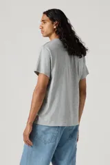 Remera gris de corte clásico con cuello redondo y estampado frontal con el logo de Levi's y la leyenda "The Original".