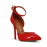 Zapato de tacón alto Vizzano, color rojo charol, con punta fina y pulsera tobillera con hebilla metálica dorada.
