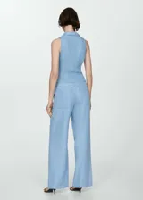 Pantalón de denim celeste con corte wide leg, tiro medio, trabillas y bolsillos laterales.