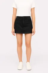 Minifalda negra de denim con corte recto y bolsillos delanteros y traseros.