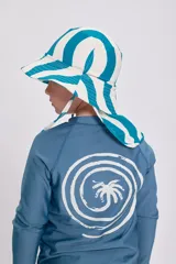 Gorro de playa con protección UV, a rayas blancas y azules, con visera y solapa trasera para cubrir el cuello.
