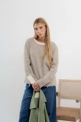 Remera de tejido de punto a rayas horizontales color naranja y blanco, de corte recto, cuello redondo y mangas largas.