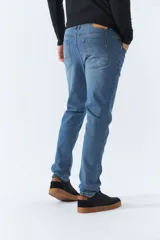 Jean de hombre de corte regular, color azul denim.