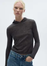 Jersey de punto fino color gris oscuro, con cuello redondo y capucha, de diseño recto y manga larga.