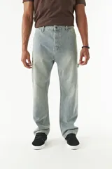 Pantalón jean celeste de corte amplio, estilo carpenter, con bolsillos laterales y logo bordado.