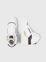 Zapatillas altas de corte urbano, con suela dentada y detalles distintivos de Tommy Hilfiger.