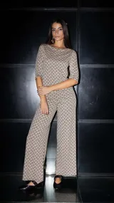 Pantalón palazzo de punto fino con estampado geométrico en tonos azulados.