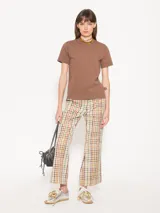 Remera blanca de algodón con calce clásico y mangas cortas. Presenta aplique hotfix en el delantero y logo bordado en la espalda.