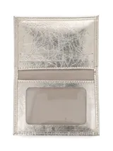 Tarjetero color marrón con textura símil reptil, aplique metálico con logo de la marca y múltiples ranuras.