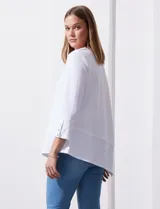Blusa verde manzana en tejido acanalado, marca Ruby Rd, con mangas 3/4 con abertura y botones, y ruedo asimétrico.