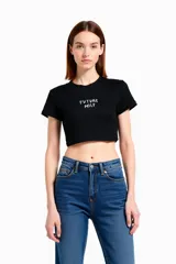 Top negro corto con cuello redondo y estampado frontal con la frase "Future Milf" en blanco.