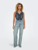 Chaleco de denim azul con cuello en V, cierre frontal con botones metálicos y corte ajustado.