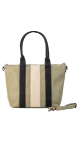 Cartera de mano color beige con divisiones y detalles en marrón y blanco. Tiene correa corta, correa larga ajustable, bolsillo trasero y bolsillos internos.
