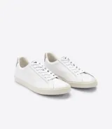 Zapatillas de cuero blanco con detalles en ante y logotipo V cosido, diseño sostenible.