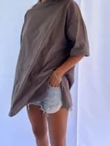 Remera marrón oversize de algodón con cuello redondo y mangas cortas.
