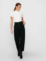 Camiseta blanca de punto acanalado, con cuello Perkins y mangas cortas con borde ondulado.