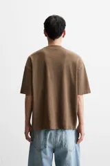 Camiseta azul con efecto lavado, corte holgado, cuello redondo y mangas cortas.