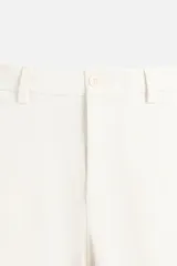 Pantalón chino negro slim fit confeccionado en tejido técnico de secado rápido. Cuenta con bolsillos frontales y traseros de vivo. Cierre frontal con cremallera y botón.