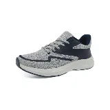 Zapatillas deportivas acordonadas color beige con detalles en negro y suela blanca.