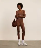 Short deportivo ajustado color marrón confeccionado en microfibra. Presenta cintura elástica con estampado del texto "Keep Mooving".