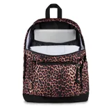 Mochila Jansport Right Pack con estampado animal print en tonos marrones y negros. Cuenta con un compartimento principal con cierre, un bolsillo frontal con cierre, un asa de mano en la parte superior y correas acolchadas ajustables para los hombros. El logo de Jansport está bordado en la parte frontal.