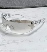 Lentes de sol futuristas transparentes con forma envolvente y detalles de estrellas plateadas en los laterales.