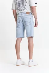 Bermuda de jean celeste con corte relaxed, basta desflecada, pasacintos y confección 100% algodón.