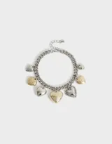 Pulsera plateada de cadena gruesa con eslabones y dijes colgantes de corazones plateados y dorados.