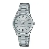 Reloj análogo Casio para mujer, caja y correa de acero inoxidable color plateado. Esfera redonda plateada con marcadores de hora en relieve y números arábigos en las posiciones 12 y 6. Posee agujas de hora, minutos y segundos.