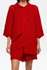 Cárdigan rojo de algodón crochet con cuello camisero, cierre frontal con botones, manga corta y corte oversize.