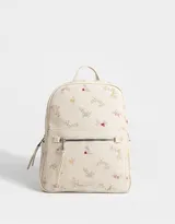 Mochila de cuerina color crema con estampado de flores bordadas, bolsillo frontal con cierre, correas regulables, manija superior, acceso con cierre superior, bolsillos laterales y tag de cuerina.