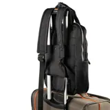 Mochila negra de poliéster con formato rectangular y diseño de gran capacidad. Tiene acceso con cierre doble, dos bolsillos externos con cierre, un bolsillo interno con cierre y dos bolsillos internos abiertos. Se puede llevar en la mano con las asas fijas o como mochila con las correas regulables.