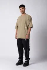 Remera negra oversize de algodón con cuello redondo y mangas cortas. Estampado pequeño en el frente y estampado grande en la espalda con la frase "Curbside Treasure".