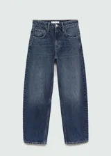 Pantalón de jean azul oscuro de corte slouchy, tiro alto y cinco bolsillos.
