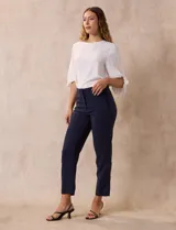 Pantalón de vestir azul marino, marca Zac & Rachel, de corte recto y largo al tobillo.