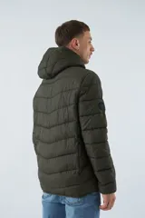 Campera de nylon negra con cierre frontal y bolsillos laterales con cierre.