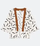 Kimono corto de viscosa con estampado de pinceladas en blanco y negro, y borde con estampado animal print de jaguar en tonos marrones.