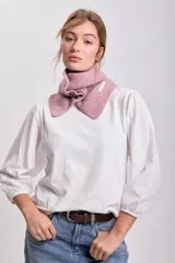 Cuello de punto rosa pastel con cierre de botones.