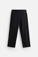 Pantalón negro de corte amplio confeccionado en tejido con mezcla de viscosa. Presenta cintura elástica, pliegues en la parte delantera, bolsillos laterales y traseros de vivo. Cierre frontal con cremallera y gancho metálico oculto.