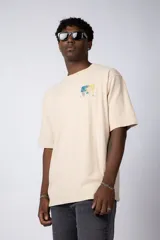 Remera negra de corte oversize con estampado en el pecho que reinterpreta la obra de Claude Monet.