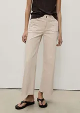 Pantalón de jean color beige, de corte wide leg, tiro medio y bolsillos de parche frontales.