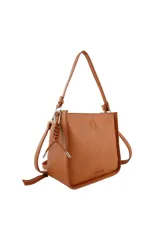 Cartera cuadrada color marrón con correa al hombro y cierre interno.