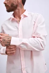 Camisa a rayas verticales color rosado y blanco, de corte clásico y manga larga.