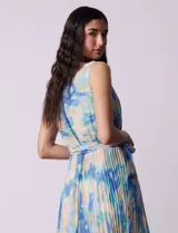Vestido midi de gasa plisada con estampado abstracto en tonos azules, verdes y beige. Escote redondo, sin mangas, cintura elastizada con lazo de ajuste y abertura central en la espalda con botón.
